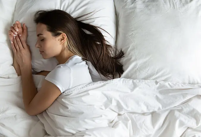 Woman in bed sleeping deeply - About deep sleep